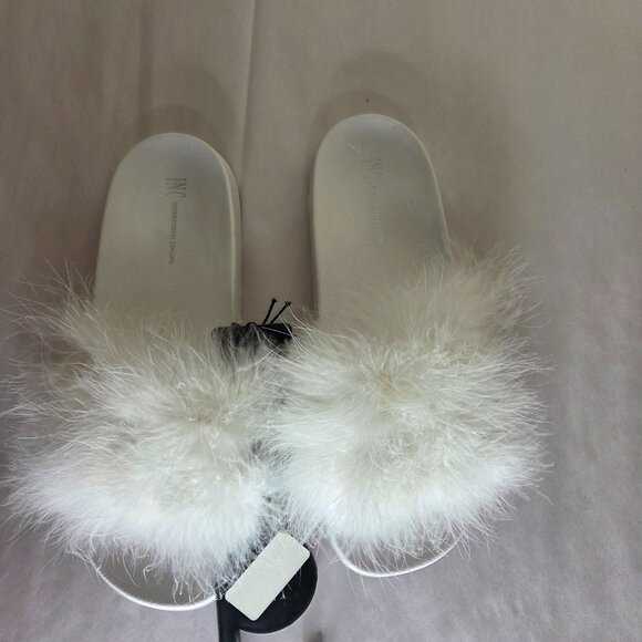 I.N.C. International Concepts White Fuzzy Pool Slides Slippers - Picture 2 of 2